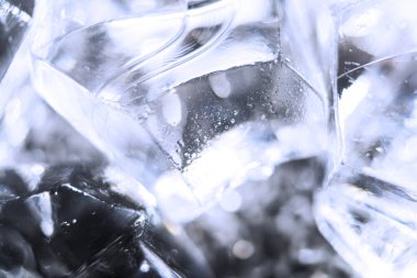 Siyah zemin üzerinde buz kristalleri yığını