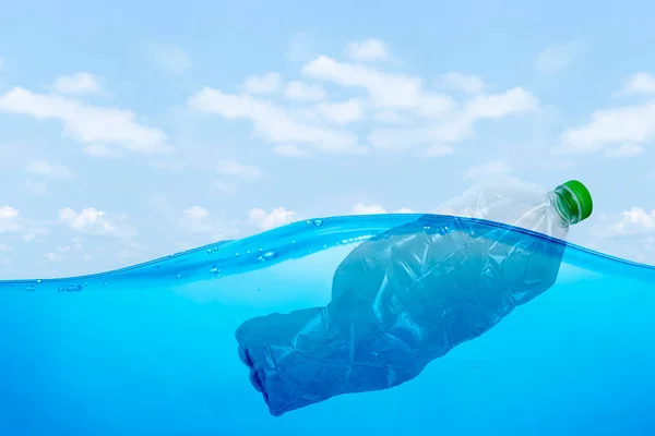 Okyanusta Plastik Atık Yüzeyinde Akdeniz Yüzen Plastik Bir Şişe Plastik — Stok fotoğraf