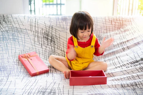 Present Surprised Young Asian Girl Sits Sofa Opening Gift Clapping — Stock Photo, Image