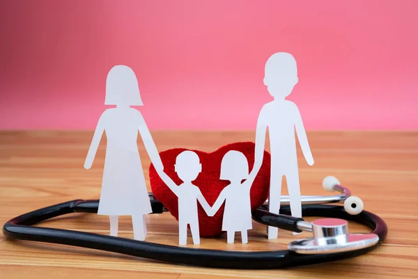 Obtener Seguro Salud Para Familia Estetoscopio Corazón Familia Sobre Fondo — Foto de Stock