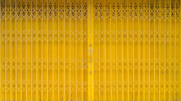 Eski Tip Demir Sarı Kapılar Çelik Katlanır Kapılar Seçici Odak — Stok fotoğraf