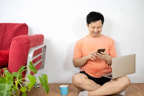 Hombre Usando Teléfono Inteligente Ordenador Portátil Para Trabajar Estaba Suelo —  Fotos de Stock