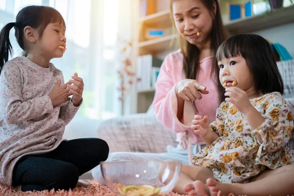 Mother Two Children Sitting Living Room Eating Snacks Mother Two — Stock Photo, Image