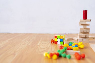 Bu oyundaki köy bloklarının kulesi masadaki tahrip edildi. Yarışmayı kim kazanacak? Evde vakit geçir..