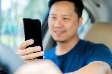 Akıllı telefondan dikkati dağılan bir adam acil durum yaratıyor.