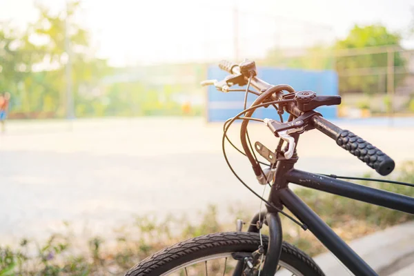 Mountain Bike Parcheggiata Parco Pronta Partire Bicicletta Lungo Strada Lavorare — Foto Stock