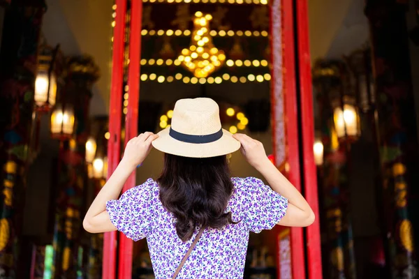 Uma Turista Feminina Está Visitando Templo Chinês Bangkok Tailândia Durante — Fotografia de Stock