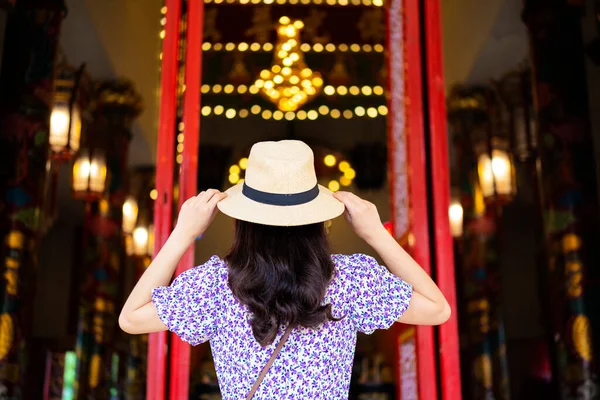 Una Turista Sta Visitando Tempio Cinese Bangkok Thailandia Durante Estate — Foto Stock