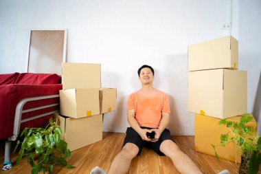 Yeni evimizde mutluyuz. Adam birlikte eğleniyor. Taşınma günü ve iç yenileme konsepti