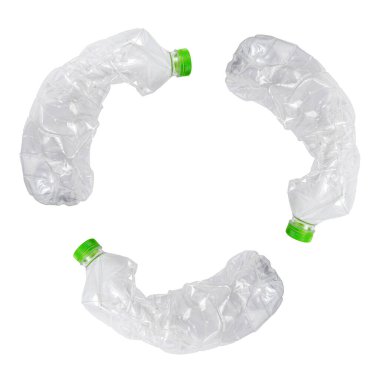 Beyaz izole edilmiş arka plan geri dönüşüm tabelasına çarpmış üç plastik şişe. Plastik kullanım konsepti. Çekici ekolojik sorun posteri pozitif.