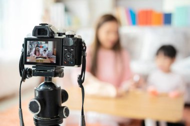 Etkili güzellik, makyajla ilgilenen genç kızlara ders veren bir video kaydetti. Yayınlamak için videoyu da getir.