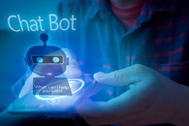 Chatbot asistanı sohbeti, yapay zeka teknolojisi konsepti. Asyalı bir adam sanal ekranda konuşma baloncuğu ile cep telefonu uygulaması üzerinden sohbet ediyor.