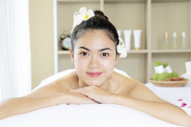 Kaplıcada güzel bir genç kadın masaj yaptırıyor.