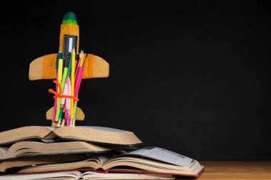 Başlangıç Konsepti - Renkli kalemleri ve kitapları olan yaratıcı roket - Okula Dönüş