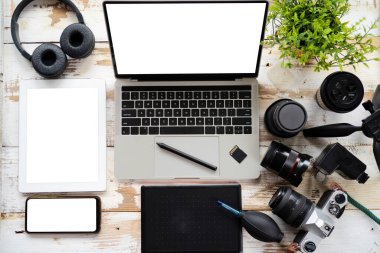 Kamera fotoğrafçılığı stüdyo düzenleme konsepti, fotoğraf ekipmanları, kamera, tripod, flaş ve bilgisayar ile masaüstü