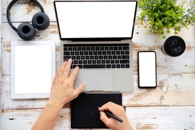 Grafik tasarımcısı dijital sanat çalışması yaratmak için kalem tableti kullanıyor. Masada grafik tableti ve bilgisayarlarla çalışan 3D sanatçının genel görünümü