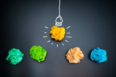 Karatahta Kağıt Top ve ampul şekli, fikir