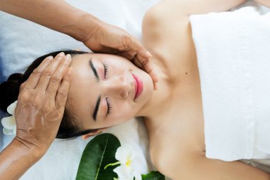 Kaplıca salonunda masaj yaptıran güzel bir kadının portresi.