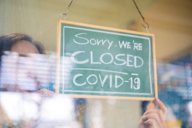 Stresli sahibi, Coronavirus 'a uygulanan kısıtlamalar yüzünden restoranı kapatmak zorunda kaldı. Depresyondaki iş kadını, iş faaliyetlerini kovid-19 nedeniyle kapatıyor. Küçük işletme iflas etti..
