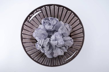 Çöpe atılan buruşmuş kağıt. Sanki iyi bir fikri çöpe atıyormuşsun gibi. İyi bir fırsatı kaçırıyorsun..