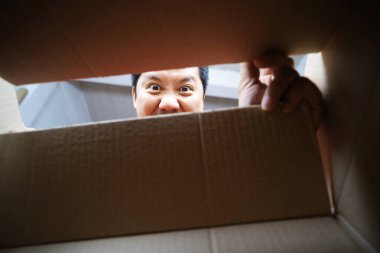 Adam kutunun içine baktı. Aldığı paket onu heyecanlandırdı..