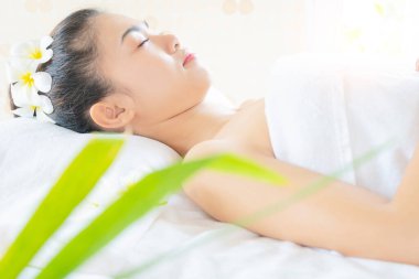 Güzel genç bir kadın kaplıcada dinleniyor.