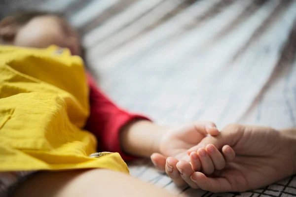 Hands Mother Sick Asian Daughter Holding Together Hospital Home Give — Stock Photo, Image