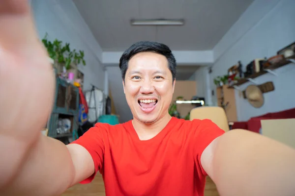Blogueiro Feliz Sorrindo Cara Falando Com Webcam Gravação Vlog Streaming — Fotografia de Stock