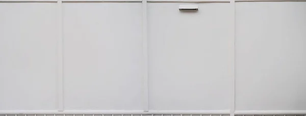 Gran Puerta Aluminio Blanco Espacio Para Sostener Sobre Puerta Casa — Foto de Stock
