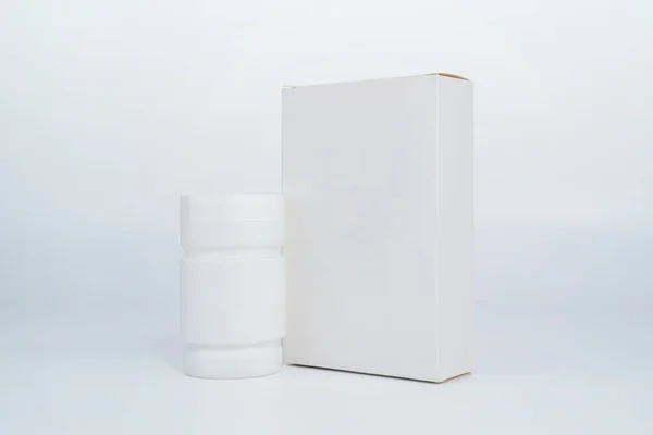 Φιάλη Και Συσκευασία Φαρμάκου Που Απομονώνονται Λευκό Φόντο — Φωτογραφία Αρχείου