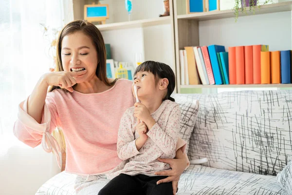 Mother Teaches Her Child Daughter Accurately Brushing Teeth — Stock Photo, Image
