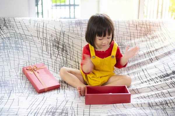 Present Surprised Young Asian Girl Sits Sofa Opening Gift Clapping — Stock Photo, Image