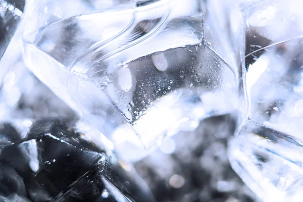 Siyah zemin üzerinde buz kristalleri yığını