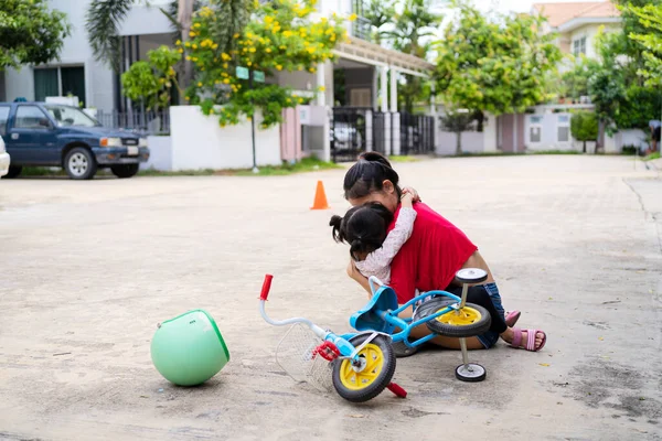 Mother Encouraged Child Who Involved Falling Bicycle Accident Little Girl — Stock Photo, Image