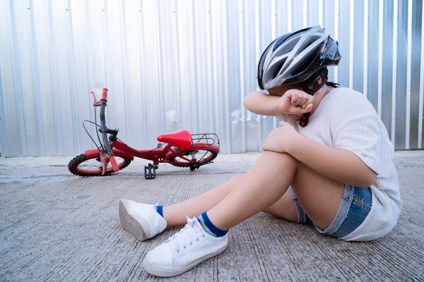 Child Who Involved Falling Bicycle Accident Little Girl Shows Mother — Stock Photo, Image