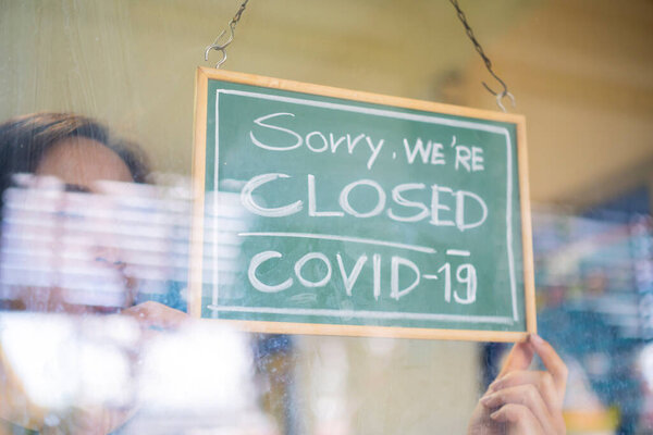 Владелец ресторана был вынужден закрыть ресторан из-за ограничений на коронавирус. Депрессивная бизнесвумен закрывает свою бизнес-деятельность из-за ковид-19. Банкрот малого бизнеса.