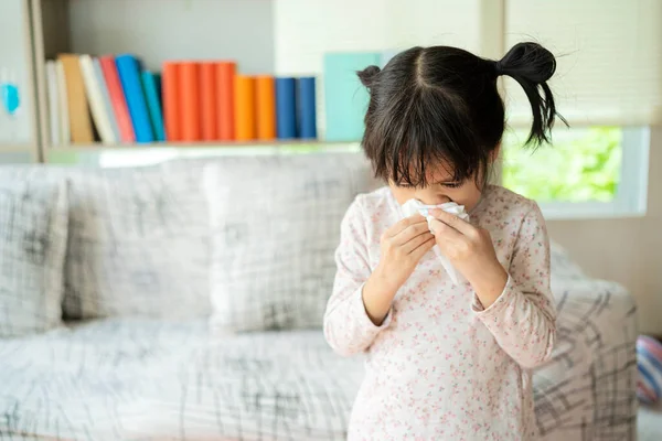 This child is allergic to air or is infected with influenza virus, so he has to cover the tissue to sneeze when sneezing.