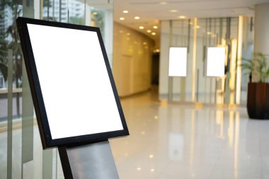 Reklam panosu resepsiyon alanının yakınındaki otel binasının içinde maket yapıyor. İçi boş bir bilgi panosunun şablonu, bir şehrin afiş sahibi ve poster sahibinin maketi.