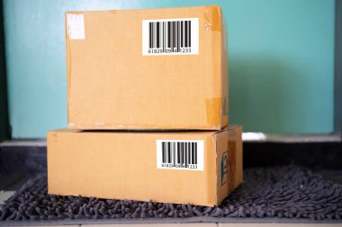 Paket kapının yanındaki karton kutunun içindeydi. Evin önüne teslim edildi..