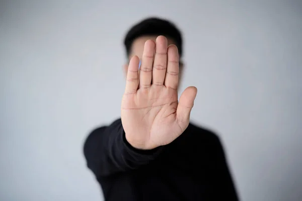 Uomo Asiatico Con Barba Indossa Una Maglietta Bianca Stende Mani — Foto Stock