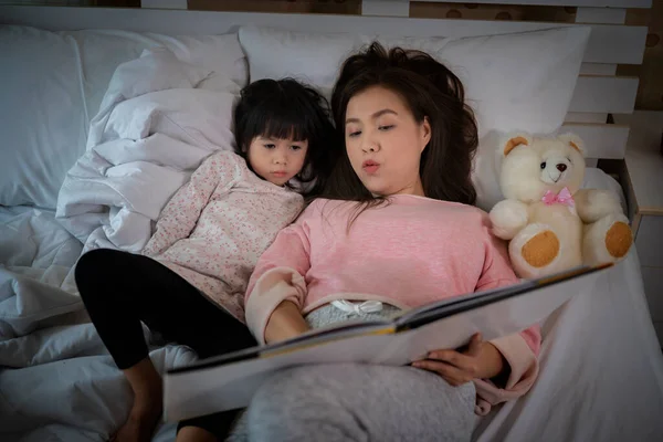 Night Daytime Sleep Mother Reading Daughter Fairytale Kid Enjoy Storytelling — Stock Photo, Image
