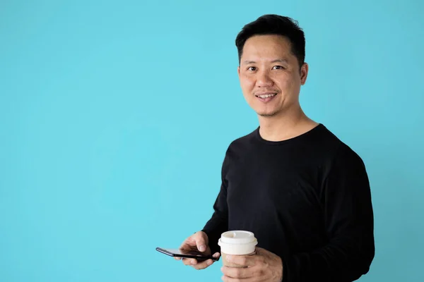 Feliz Homem Bonito Bebendo Café Usando Telefone Celular Isolado Sobre — Fotografia de Stock