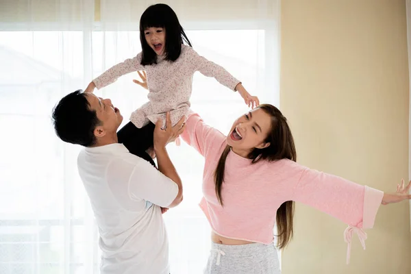 Feliz Familia Amorosa Joven Madre Padre Están Jugando Con Hija — Foto de Stock