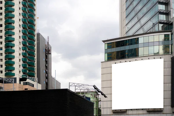 Billboard Budowie Duży Pusty Billboard Ścianie Ulicy Banery Miejscem Dodania — Zdjęcie stockowe