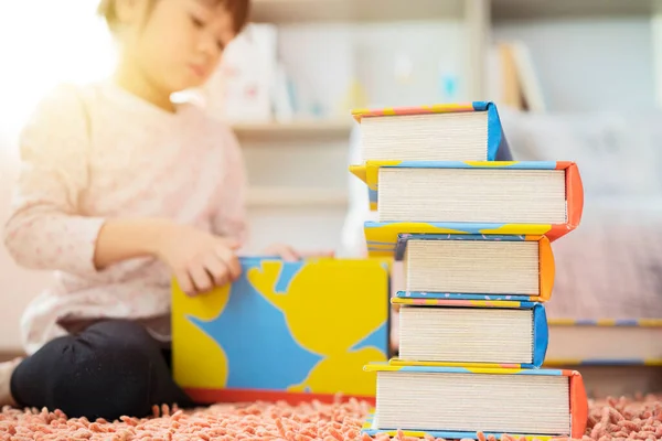 Concept Éducatif Scolaire Petite Étudiante Avec Nombreux Livres École — Photo