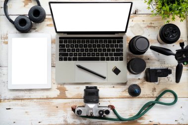 Kamera fotoğrafçılığı stüdyo düzenleme konsepti, fotoğraf ekipmanları, kamera, tripod, flaş ve bilgisayar ile masaüstü