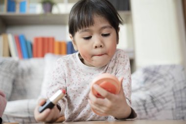 Ruj izole edilmiş şirin bir kız çocuğu. Aynaya bakan güzel elbiseli küçük kızlar
