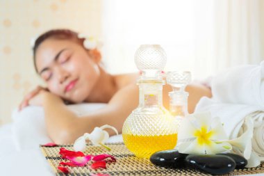 Aroma Spa. Kız Ön Planda Mumlar ile Lüks Spa Masaj Zevk