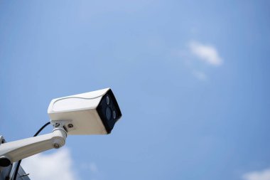 IP CCTV kamerası ev güvenlik sistemi kavramına sahip kamerayı korumak için su geçirmez kapak ile kurulur.