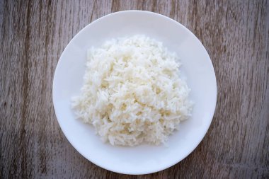 Yasemin pilavı ahşap arka planda, yakın plan.